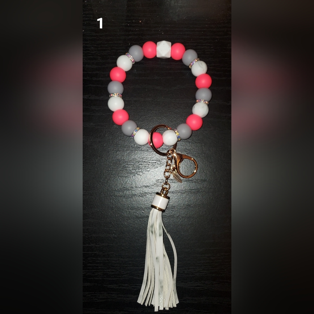 Beaded wristlet keychains